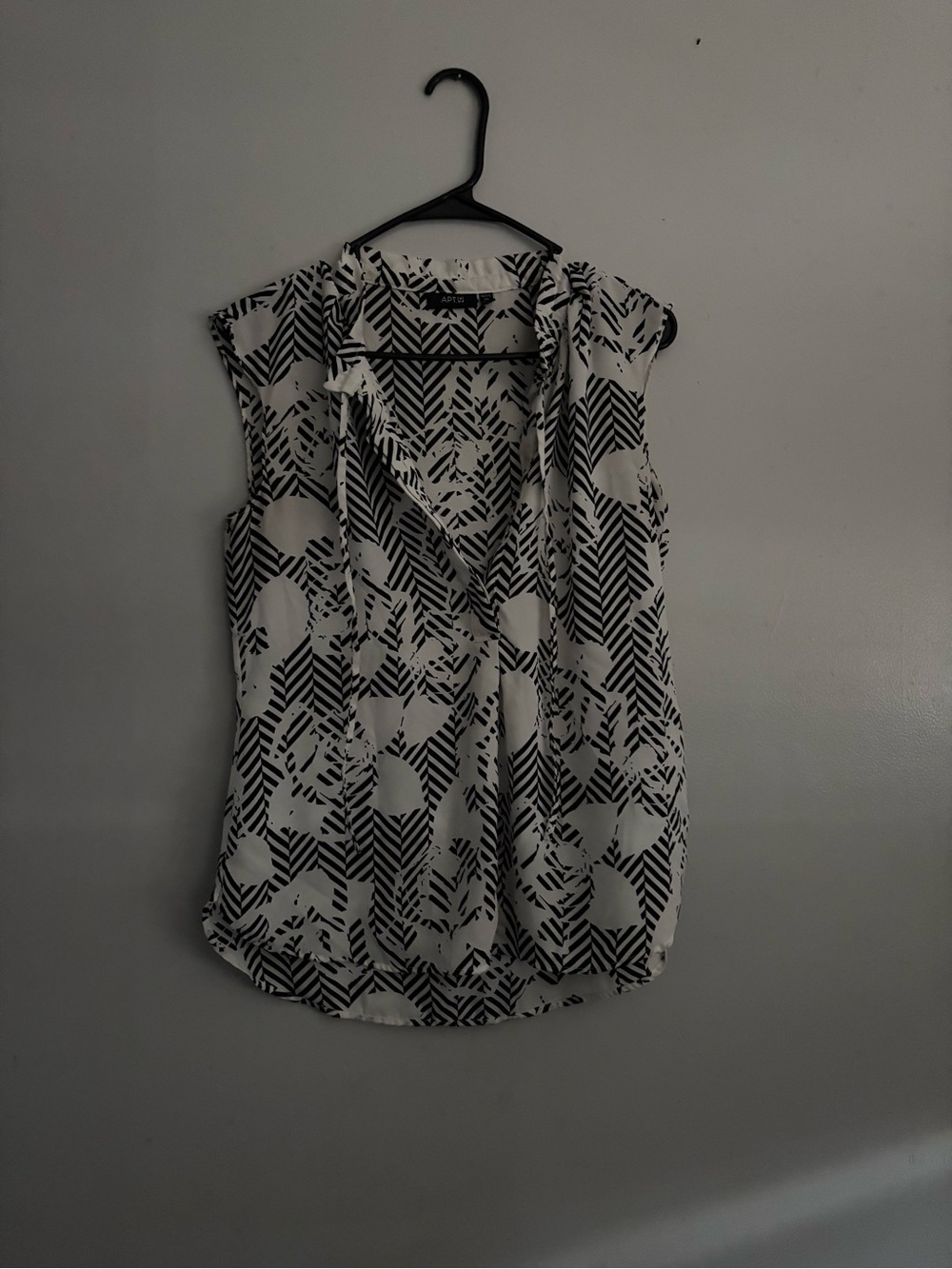 Apt. 9 Black and White Printed V-Neck Sleeveless Blouse
